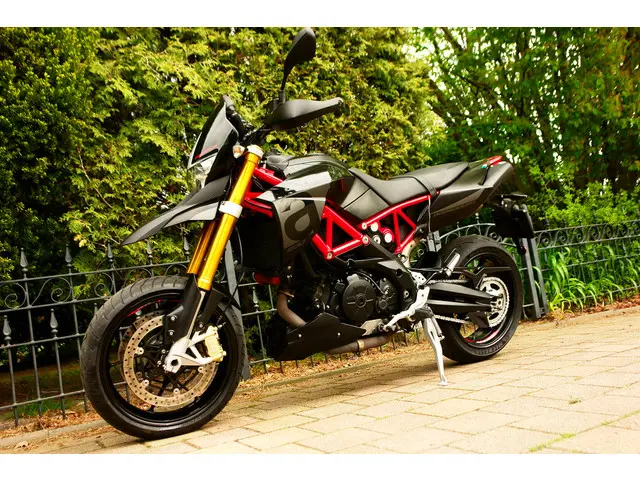 Aprilia Dorsoduro 900 2
