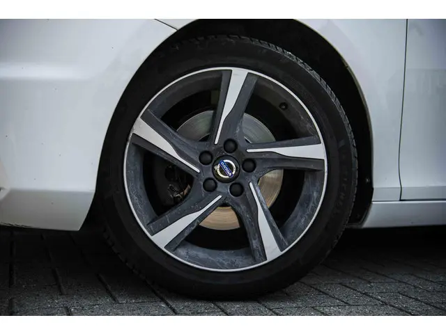 Volvo V40 1.6 T3 R-Design 2015 Benzine 31