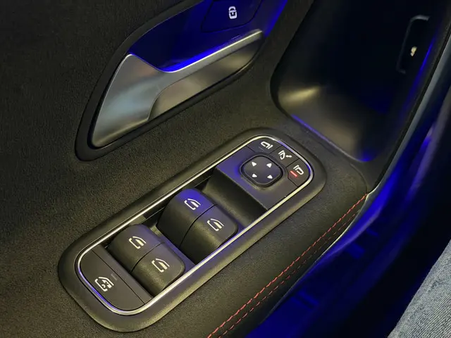 Mercedes-Benz A-Klasse 180 AMG Line 2020 Benzine 24