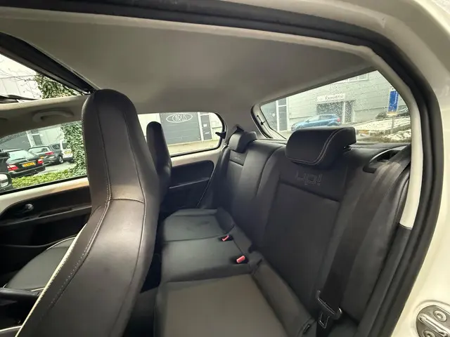 Volkswagen up! 1.0 high up! Pano/Lmv/Clima/Leer 2015 Benzine 6