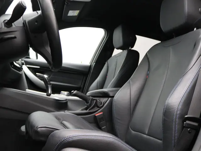 BMW 3 Serie Touring 318i 2019 Benzine 11