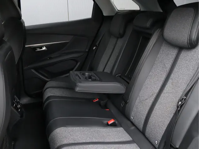 Peugeot 3008 1.6 e-THP Premium 2018 Benzine 26