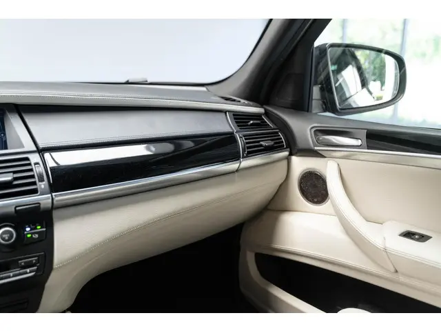 BMW X5 4.4i M 556 PK Akrapovic Full Option 2012 Benzine 17