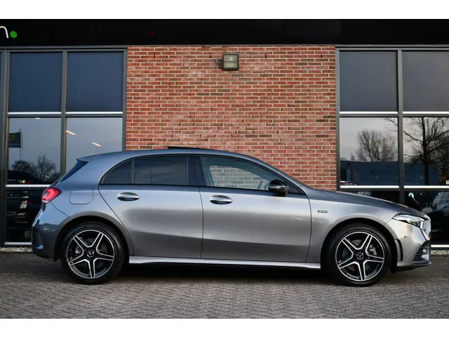 Mercedes-Benz A-Klasse 250 e AMG 2021 Hybride Benzine 35