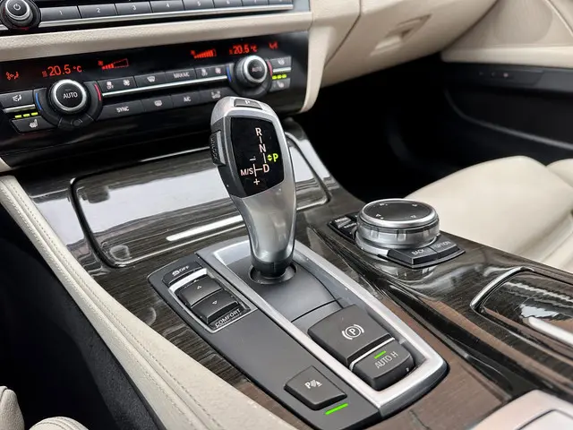 BMW 5 Serie Touring 520i Executive 2014 Benzine 25