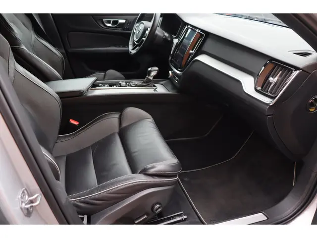 Volvo V60 2.0 T4 R-Design org. NL-auto 2019 Benzine 10