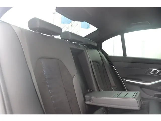 BMW 3 Serie 330e 2024 Hybride Benzine 15