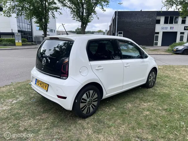 Volkswagen up! 1.0 BMT move up! 2017 Benzine 7