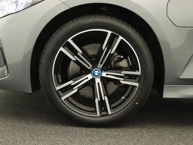 BMW 3 Serie Sedan 330e 2024 Hybride Benzine 7