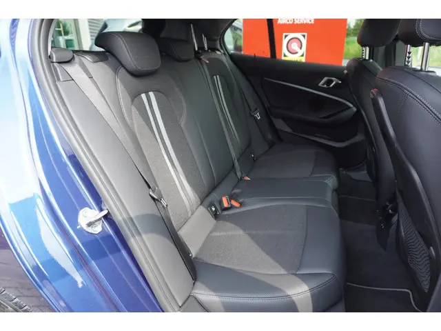 BMW 1 Serie 118i Business Edition 2021 Benzine 29