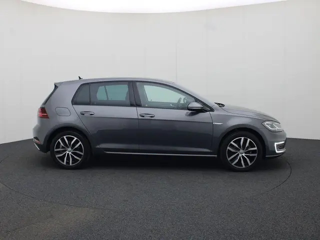 Volkswagen e-Golf 3