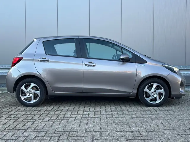 Toyota Yaris 1.5 Hybrid Lease 2015 Hybride Benzine 6