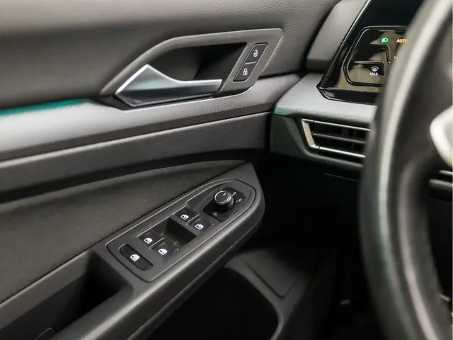 Volkswagen Golf 1.0 TSI Sportline 2021 Benzine 30