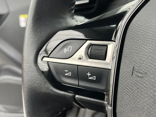 Peugeot 2008 PureTech 100 Allure Pack 2022 Benzine 19