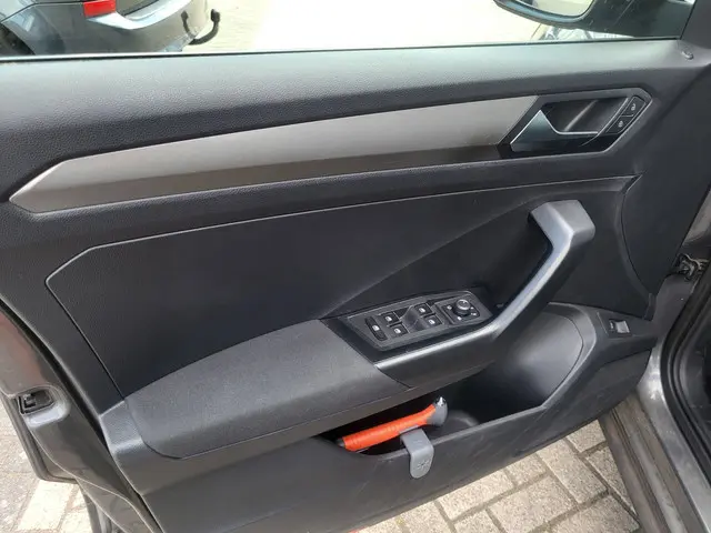Volkswagen T-Roc 1.5 TSI Style Business 2020 Benzine 12