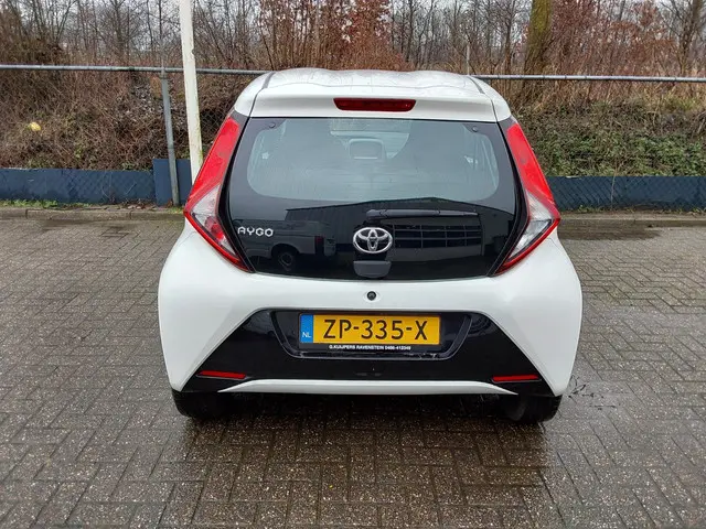 Toyota Aygo 1.0 VVT-i x-play 2019 Benzine 6