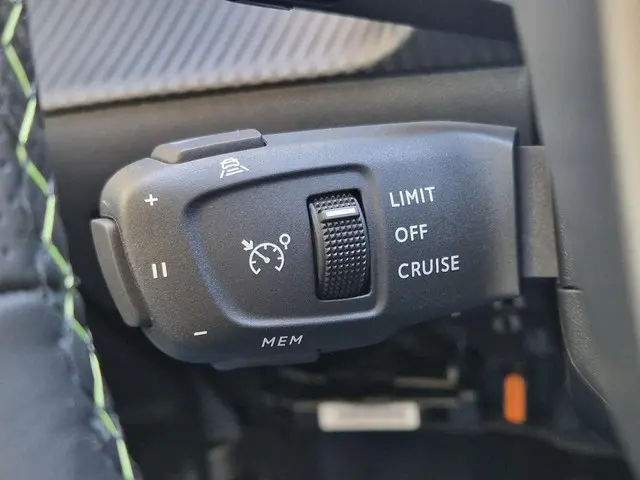 Peugeot 2008 1.2 Hybrid 145 GT 2025 Hybride Benzine 17