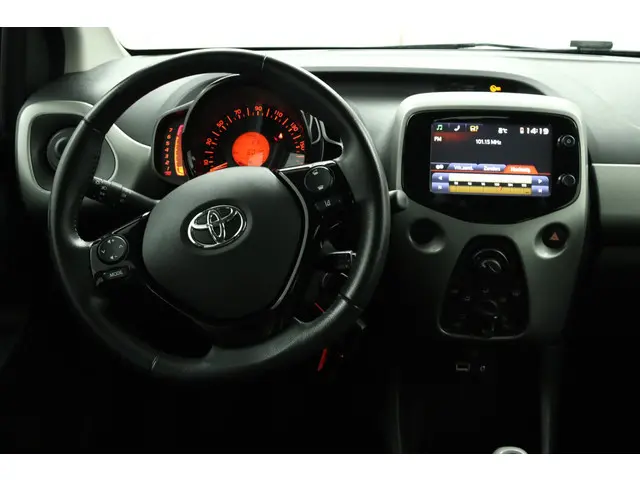 Toyota Aygo 1.0 VVT-i x-play 2015 Benzine 59