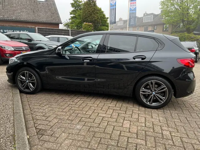 BMW 1 Serie 118i Executive Edition 2020 Benzine 30