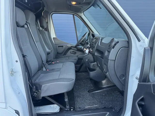 Renault Master T35 2.3 dCi L2H2 2019 Diesel 26