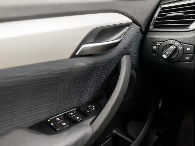 BMW X1 sDrive20i High Executive 2015 Benzine 24