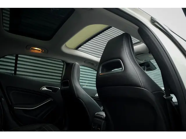 Mercedes-Benz GLA 250 4Matic 2015 Benzine 26