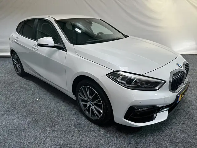 BMW 1 Serie 118i Business Edition Plus 2022 Benzine 18