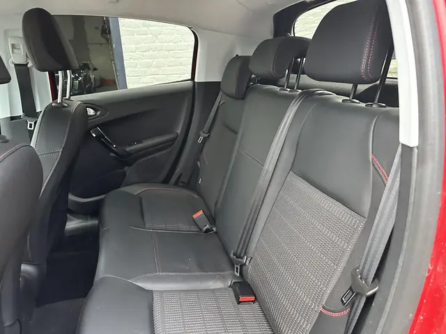 Peugeot 208 1.2 Turbo 110 PK GT-Line 2019 Benzine 25