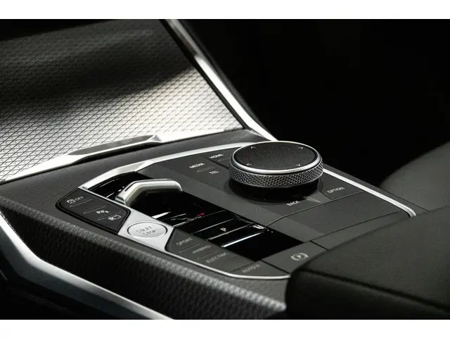 BMW 3 Serie 330e 2024 Hybride Benzine 23