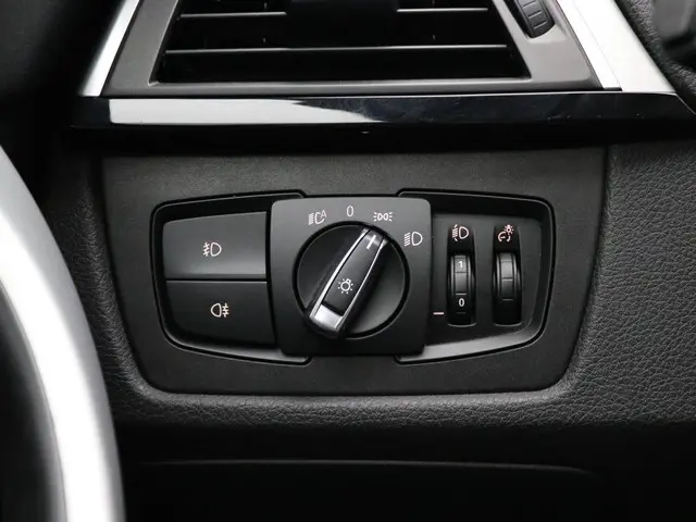 BMW 3 Serie Touring 318i 2019 Benzine 13