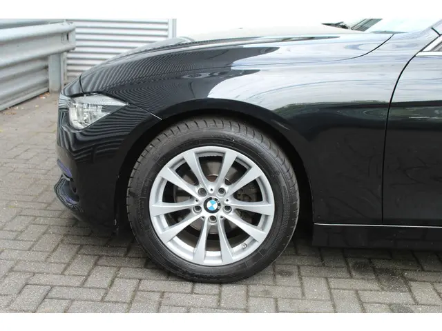 BMW 3 Serie Touring 320i High Executive 2017 Benzine 7