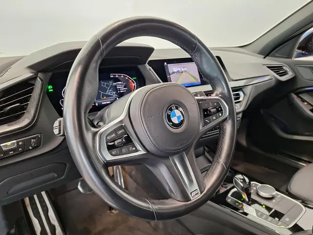 BMW 1 Serie 118i Executive Edition 2021 Benzine 18
