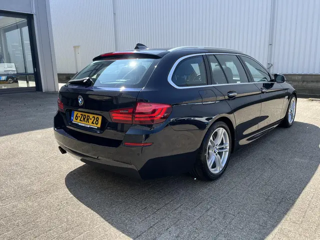 BMW 5 Serie Touring 520i High Executive 2015 Benzine 72