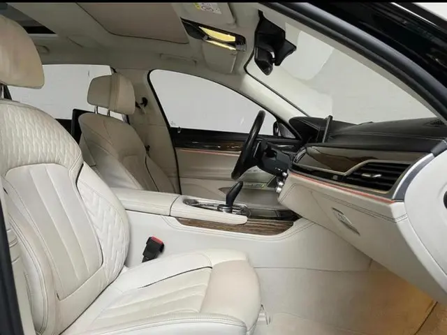 BMW 7 Serie 750Li xDrive High Executive 2017 Benzine 17