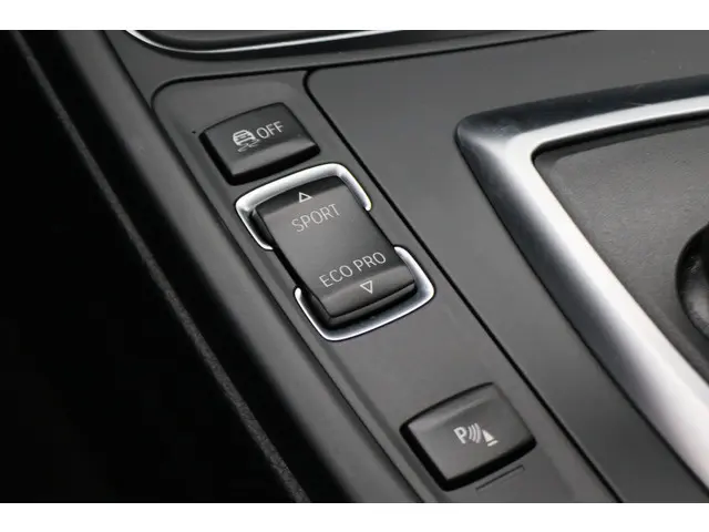 BMW 3 Serie 320i High Executive 2015 Benzine 47