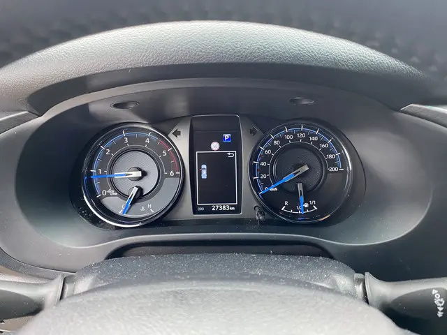 Toyota Hilux 2.8 D-4D Double Cab Invincible 2024 Diesel 25