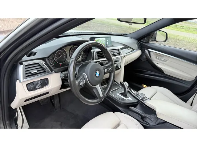 BMW 3 Serie Touring 330i xDrive M Sport 2015 Benzine 10