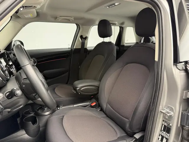 MINI 5-Deurs Cooper 2023 Benzine 7