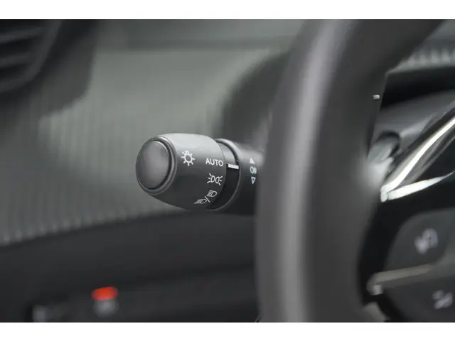 Peugeot 2008 PureTech 130 EAT8 Allure 2023 Benzine 38