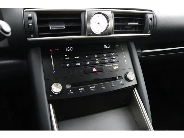 Lexus IS 300h Hybrid Business Line 2017 Hybride Benzine 7