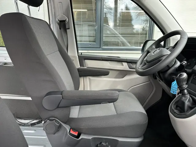 Volkswagen Transporter Kombi 2.0 TDI L2H2 2018 Diesel 16
