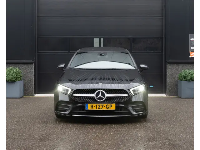 Mercedes-Benz A-Klasse 180 D AMG Pakket | 2018 Diesel 2
