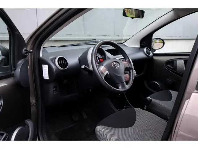 Toyota Aygo 1.0 VVT-i AUTOMAAT! 64.000km NAP! 2013 Benzine 14