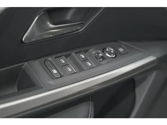 Peugeot 5008 HYbrid 145 e-DCS6 GT 2025 Hybride Benzine 21