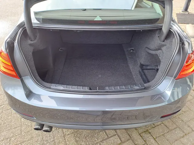 BMW 3 Serie 320i High Executive 2012 Benzine 12