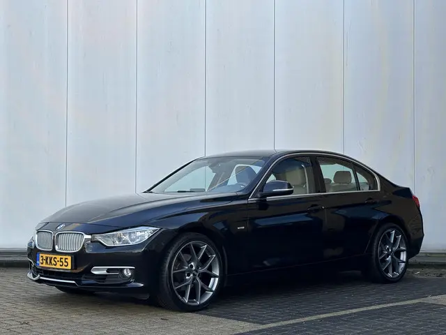BMW 3 Serie 320i Executive 2013 Benzine