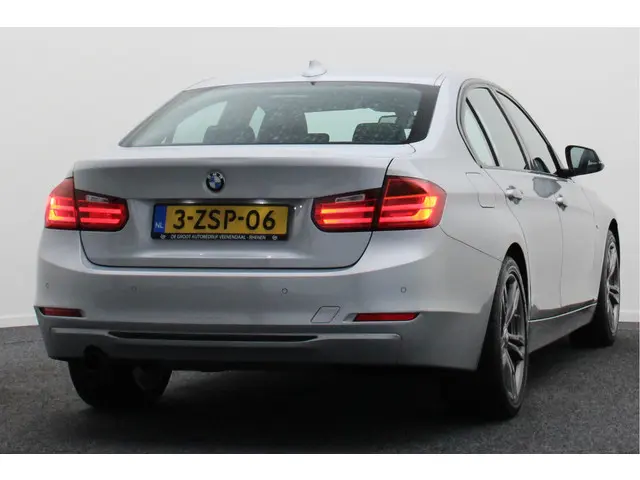 BMW 3 Serie 320i High Executive 2015 Benzine 19
