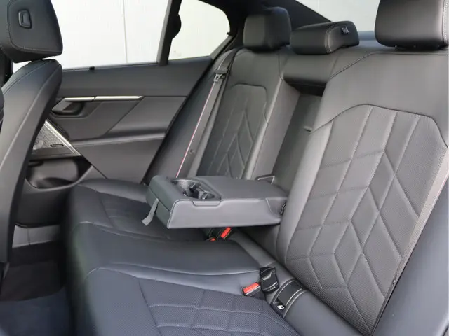 BMW i5 M60 xDrive 84 kWh 2023 Elektrisch 35