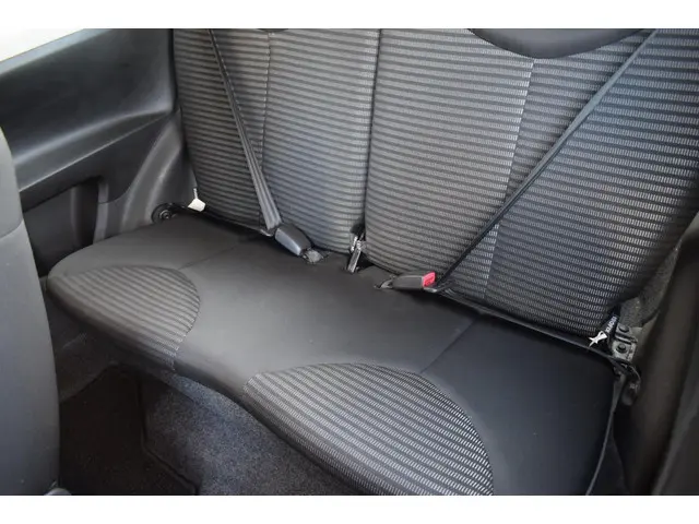 Peugeot 107 1.0 Active 2012 Benzine 8