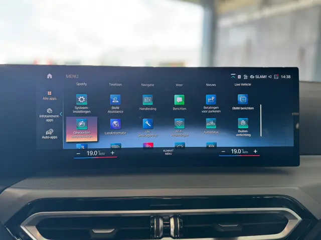 BMW 3 Serie Touring 318i 2023 Benzine 12